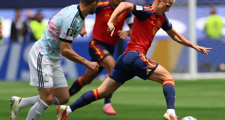 merino-pembeda-timnas-spanyol-lolos-semifinal.webp Gelandang timnas Spanyol, Mikel Merino, sedang menggiring bola dengan cepat melewati kawalan ketat bek Belgia dalam duel sengit babak perempat final.
