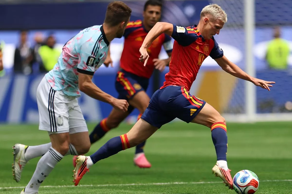 Gelandang timnas Spanyol, Mikel Merino, sedang menggiring bola dengan cepat melewati kawalan ketat bek Belgia dalam duel sengit babak perempat final.