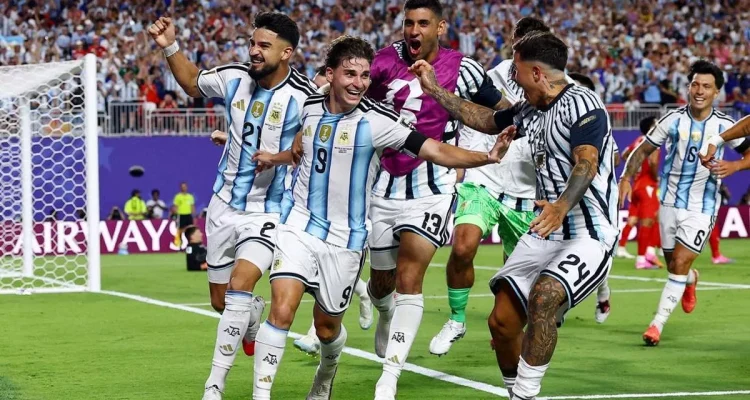 semifinal-piala-dunia-2026-selebrasi-timnas-argentina.webp Pemain Timnas Argentina merayakan kemenangan dramatis menuju Semifinal Piala Dunia 2026.
