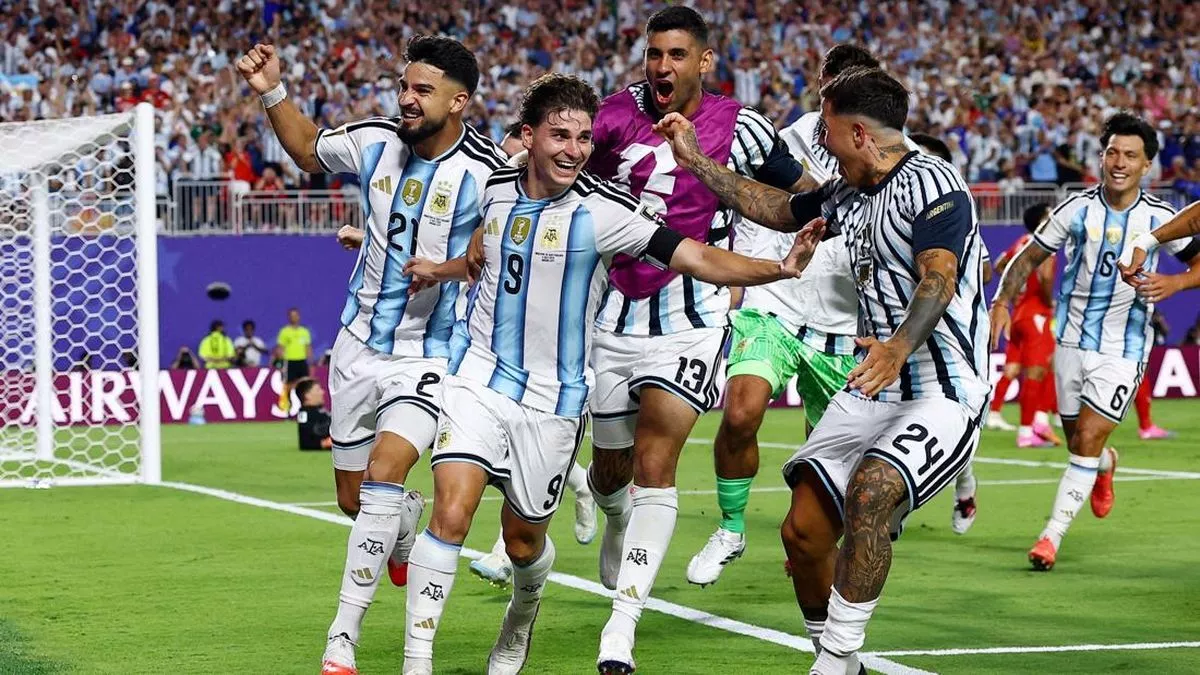 Pemain Timnas Argentina merayakan kemenangan dramatis menuju Semifinal Piala Dunia 2026.