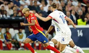 prediksi-semifinal-piala-dunia-2026-prancis-vs-spanyol.webp Duel sengit perebutan bola antara penyerang Spanyol, Lamine Yamal, dan gelandang Prancis, Adrien Rabiot. Pertemuan Prancis vs Spanyol di semifinal selalu menyajikan tensi tinggi.