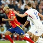 Duel sengit perebutan bola antara penyerang Spanyol, Lamine Yamal, dan gelandang Prancis, Adrien Rabiot. Pertemuan Prancis vs Spanyol di semifinal selalu menyajikan tensi tinggi.