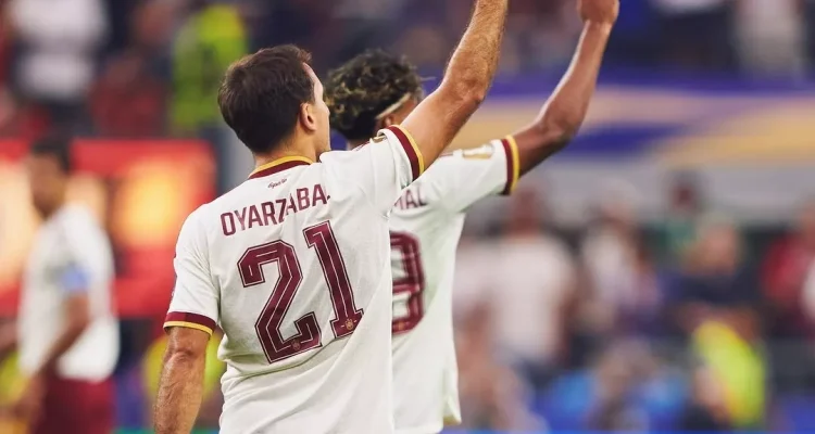 selebrasi-pemain-timnas-spanyol-piala-dunia-2026.webp Mikel Oyarzabal dan Lamine Yamal melakukan selebrasi setelah timnas Spanyol berhasil mencetak gol ke gawang Prancis di semifinal Piala Dunia 2026.