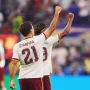Mikel Oyarzabal dan Lamine Yamal melakukan selebrasi setelah timnas Spanyol berhasil mencetak gol ke gawang Prancis di semifinal Piala Dunia 2026.