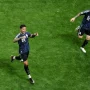 Enzo Fernandez dan Lionel Messi merayakan kemenangan Timnas Argentina di lapangan hijau.