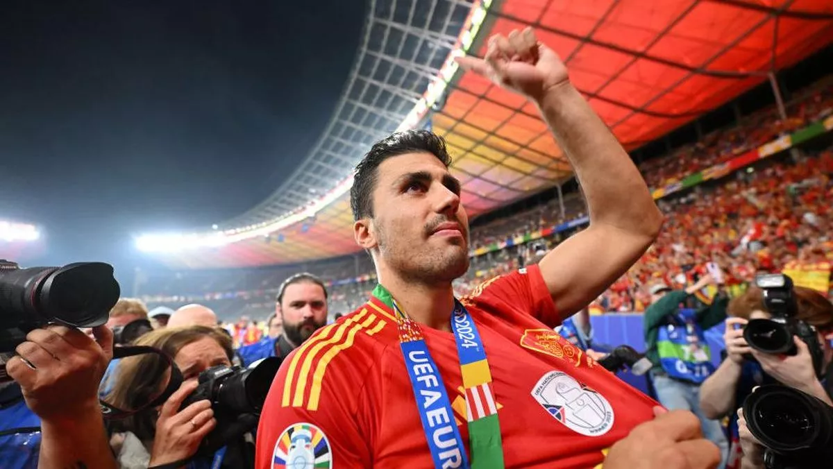 Gelandang timnas Spanyol, Rodri, menjadi salah satu sosok kunci yang dijagokan masuk dalam bursa persaingan Ballon d'Or 2026 berkat konsistensi performanya di level klub dan negara.