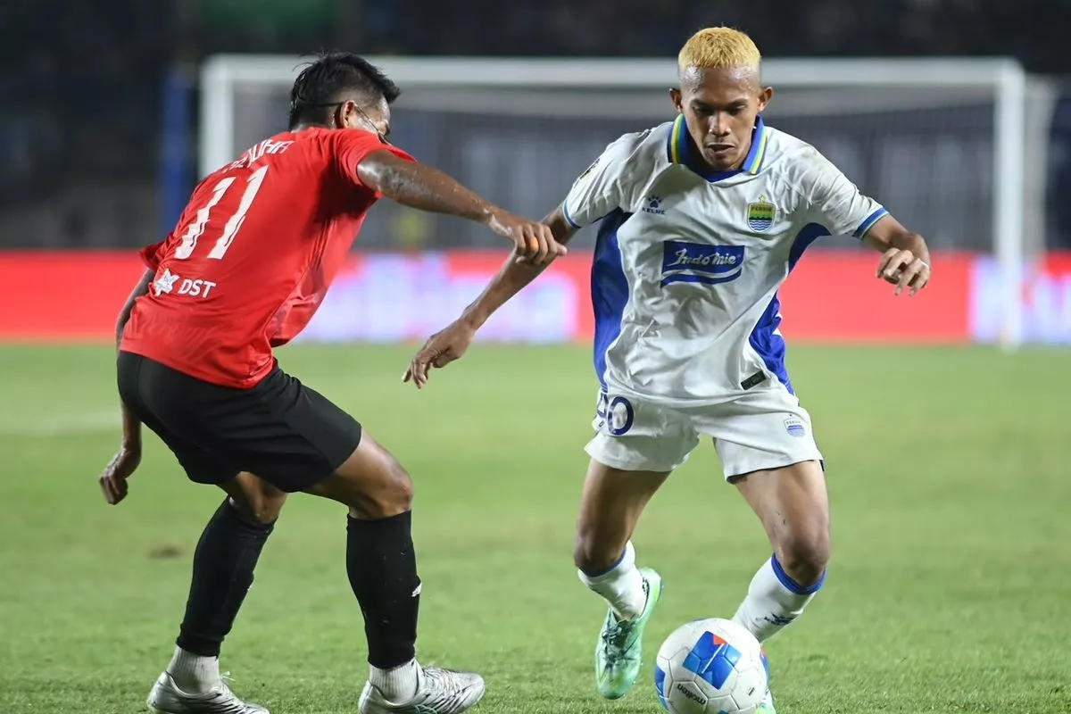Pemain Persib Bandung menggiring bola melewati pemain DPMM FC pada pertandingan Piala Presiden 2026