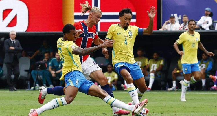 Pertahanan lini belakang Brasil bekerja ekstra keras membendung serangan Erling Haaland dalam laga krusial Piala Dunia 2026.