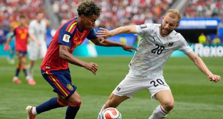 hasil-pertandingan-spanyol-vs-austria-lolos-16-besar.webp Aksi duel sengit antara pemain Spanyol dan Austria. Kemenangan telak 3-0 ini resmi mengantarkan La Roja mengamankan tiket ke babak 16 besar.