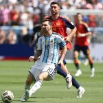 ranking-fifa-terbaru-argentina-vs-spanyol-piala-dunia-2026.webp Aksi Lionel Messi saat membela timnas Argentina menghadapi Spanyol. Pergerakan kedua tim di Piala Dunia 2026 berdampak langsung pada posisi Ranking FIFA Terbaru.
