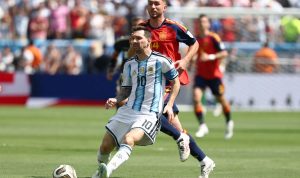 ranking-fifa-terbaru-argentina-vs-spanyol-piala-dunia-2026.webp Aksi Lionel Messi saat membela timnas Argentina menghadapi Spanyol. Pergerakan kedua tim di Piala Dunia 2026 berdampak langsung pada posisi Ranking FIFA Terbaru.