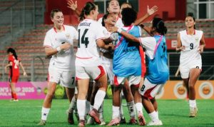 Para pemain Timnas Indonesia Putri bergembira dan berpelukan merayakan selebrasi kemenangan atas Laos di final AFF 2026