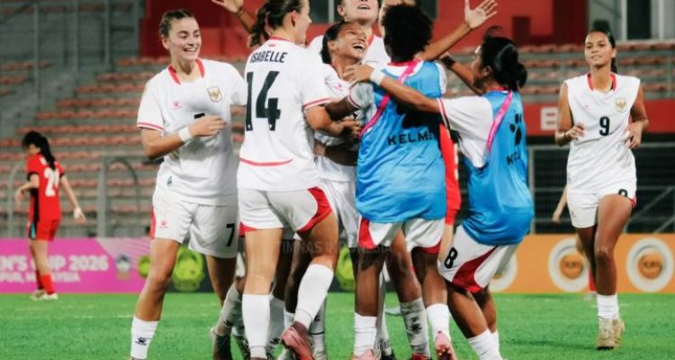 Para pemain Timnas Indonesia Putri bergembira dan berpelukan merayakan selebrasi kemenangan atas Laos di final AFF 2026
