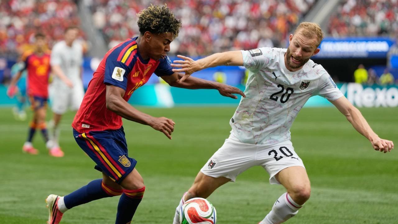 Aksi duel sengit antara pemain Spanyol dan Austria. Kemenangan telak 3-0 ini resmi mengantarkan La Roja mengamankan tiket ke babak 16 besar.