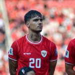 Shayne Pattynama mengenakan jersi merah Timnas Indonesia dengan nomor punggung 20 saat berada di lapangan.