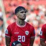 Shayne Pattynama mengenakan jersi merah Timnas Indonesia dengan nomor punggung 20 saat berada di lapangan.