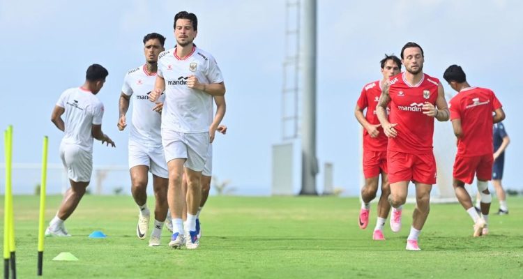 john-herdman-skuad-aff-2026.webp Skuad racikan John Herdman, kombinasi pemain senior dan wonderkid, sedang berlatih menjelang Piala AFF 2026.
