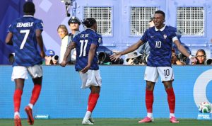 Kylian Mbappe merayakan gol bersama Michael Olise dan Ousmane Dembele untuk timnas Prancis saat melawan Paraguay.