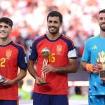 Tiga pemain timnas Spanyol tersenyum sambil memegang trofi penghargaan individu setelah final Piala Dunia 2026.