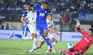 Pemain Persib Bandung berjersey biru melakukan tendangan ke arah gawang Arema FC di Piala Presiden 2026.