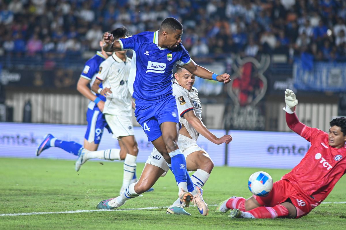 Pemain Persib Bandung berjersey biru melakukan tendangan ke arah gawang Arema FC di Piala Presiden 2026.