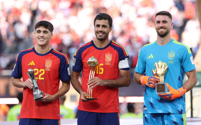 Tiga pemain timnas Spanyol tersenyum sambil memegang trofi penghargaan individu setelah final Piala Dunia 2026.