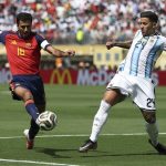 Rodri, gelandang bidikan Real Madrid, saat berduel memperebutkan bola dalam pertandingan internasional melawan Argentina.