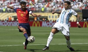 Rodri, gelandang bidikan Real Madrid, saat berduel memperebutkan bola dalam pertandingan internasional melawan Argentina.