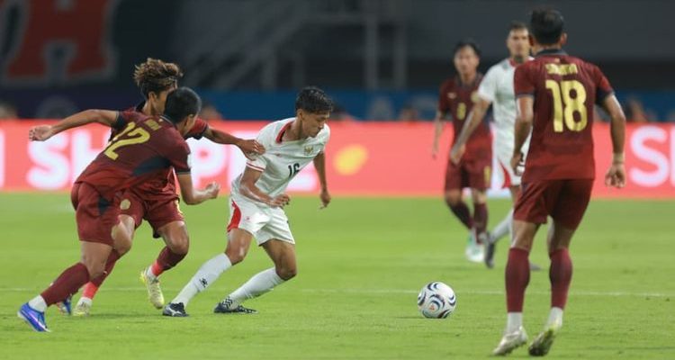 Pemain Timnas Indonesia menguasai bola di bawah tekanan pemain Kamboja.