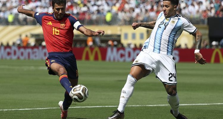 Rodri, gelandang bidikan Real Madrid, saat berduel memperebutkan bola dalam pertandingan internasional melawan Argentina.