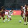 Pemain Timnas Indonesia menguasai bola di bawah tekanan pemain Kamboja.