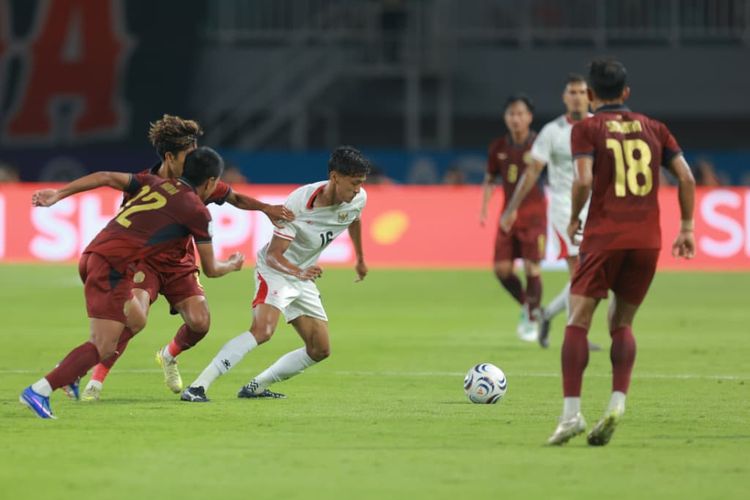 Pemain Timnas Indonesia menguasai bola di bawah tekanan pemain Kamboja.