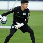 Kiper Cyrus Margono saat bersiap melempar bola dalam sesi latihan Panathinaikos.