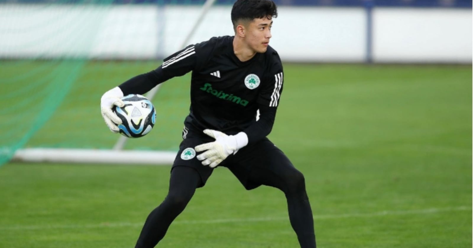 Kiper Cyrus Margono saat bersiap melempar bola dalam sesi latihan Panathinaikos.