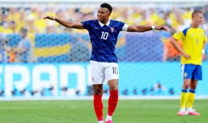 Kylian Mbappe bintang Timnas Prancis melakukan selebrasi membentangkan tangan setelah mencetak gol ke gawang Swedia.