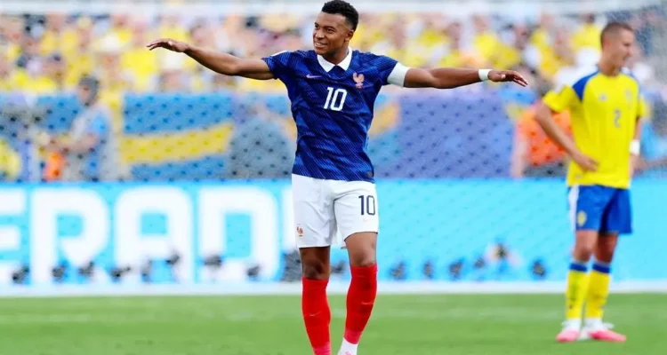 selebrasi-pemain-timnas-prancis-lolos-16-besar.webp Kylian Mbappe bintang Timnas Prancis melakukan selebrasi membentangkan tangan setelah mencetak gol ke gawang Swedia.