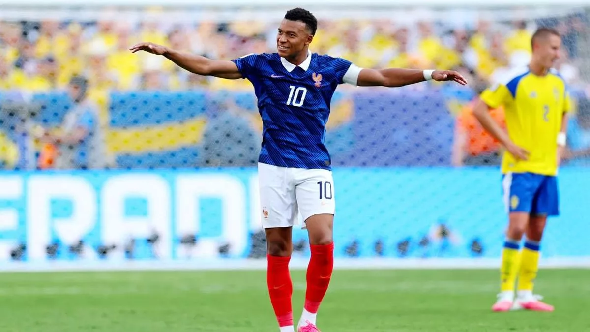 Kylian Mbappe bintang Timnas Prancis melakukan selebrasi membentangkan tangan setelah mencetak gol ke gawang Swedia.