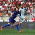 hasil-pertandingan-portugal-vs-kroasia-skor-2-1.webp Pemain Portugal dengan nomor punggung 14 berduel udara memperebutkan bola dengan pemain Kroasia dalam laga sengit yang berakhir 2-1 untuk kemenangan Selecao.