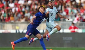 Pemain Portugal dengan nomor punggung 14 berduel udara memperebutkan bola dengan pemain Kroasia dalam laga sengit yang berakhir 2-1 untuk kemenangan Selecao.