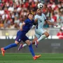 Pemain Portugal dengan nomor punggung 14 berduel udara memperebutkan bola dengan pemain Kroasia dalam laga sengit yang berakhir 2-1 untuk kemenangan Selecao.
