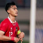 pratama-arhan-resmi-gabung-persija-jakarta.webp Pemain sepak bola Pratama Arhan dengan jersei merah saat bertanding di lapangan, kini resmi memperkuat Persija Jakarta.