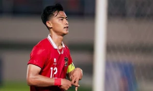 Pemain sepak bola Pratama Arhan dengan jersei merah saat bertanding di lapangan, kini resmi memperkuat Persija Jakarta.