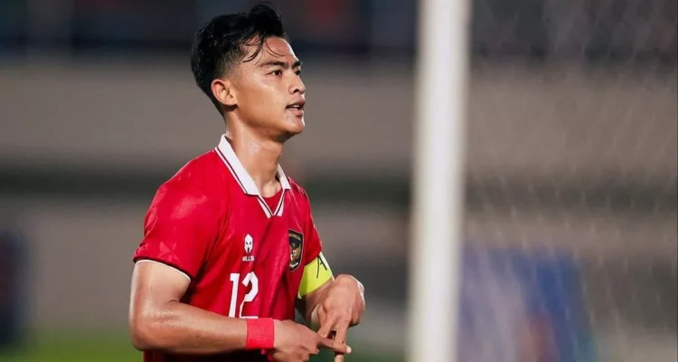 pratama-arhan-resmi-gabung-persija-jakarta.webp Pemain sepak bola Pratama Arhan dengan jersei merah saat bertanding di lapangan, kini resmi memperkuat Persija Jakarta.