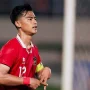 Pemain sepak bola Pratama Arhan dengan jersei merah saat bertanding di lapangan, kini resmi memperkuat Persija Jakarta.