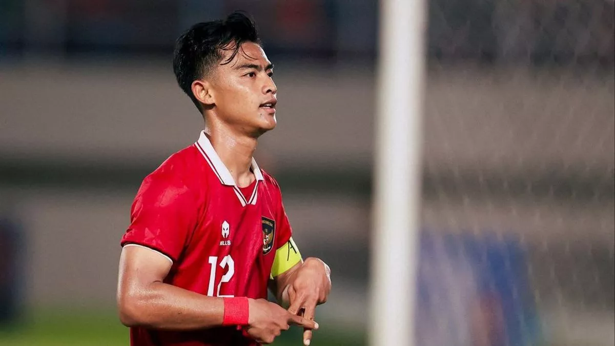 Pemain sepak bola Pratama Arhan dengan jersei merah saat bertanding di lapangan, kini resmi memperkuat Persija Jakarta.