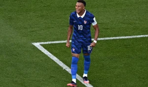 Selebrasi Kylian Mbappe mengenakan jersei timnas Prancis usai mengalahkan Maroko di Piala Dunia.