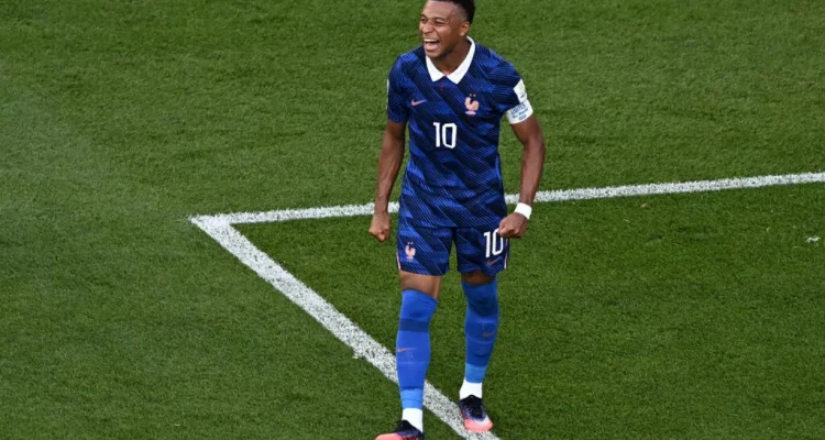 Selebrasi Kylian Mbappe mengenakan jersei timnas Prancis usai mengalahkan Maroko di Piala Dunia.
