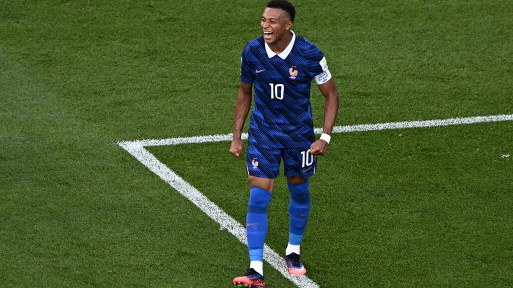 Selebrasi Kylian Mbappe mengenakan jersei timnas Prancis usai mengalahkan Maroko di Piala Dunia.