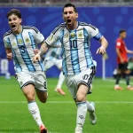 Lionel Messi dan Julian Alvarez dari timnas Argentina melakukan selebrasi gembira sambil berlari di lapangan hijau setelah mencetak gol.