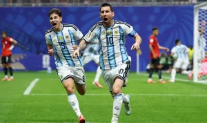 Lionel Messi dan Julian Alvarez dari timnas Argentina melakukan selebrasi gembira sambil berlari di lapangan hijau setelah mencetak gol.
